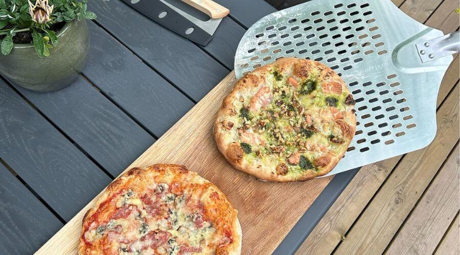 En hjemmelavet gourmetpizza tilberedt på et pizzastål af støbejern