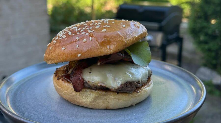 Luksuriøse hamburgere tilberedt med en burgerpresser og et støbejernsstegebord fra Norrjern